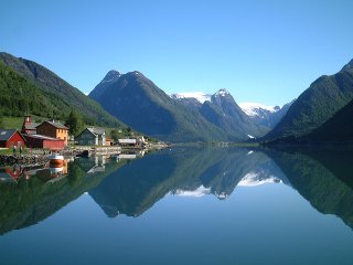noorwegen huis aan het water